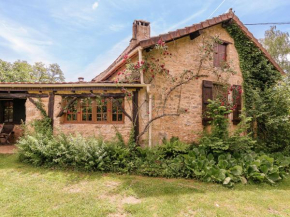 Family house in a fairytale hamlet with a beautiful swimming pool